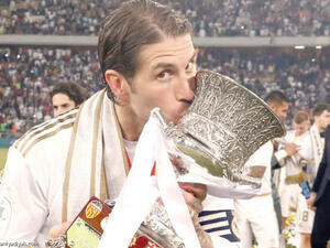  صورة التقطت أمس الأول لراموس يحتفل بكأس السوبر في جدة