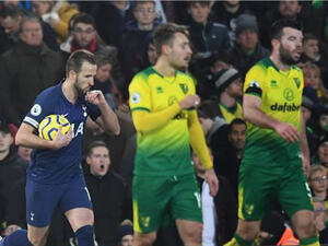 هاري كاين (يسار)