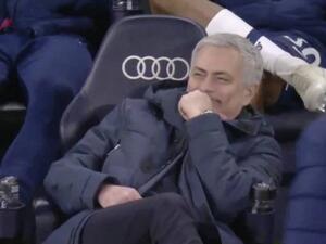 مورينيو يضحك قبل أن يعلمه مساعده بضرورة تلقي ستيرلينغ للإنذار الثاني