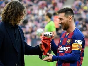 ميسي (يمين) وبويول