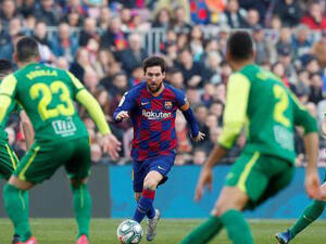 ميسي يتألق مجدداً