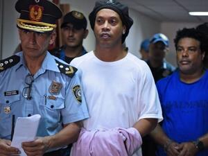 رونالدينيو (وسط)