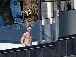 رونالدو يستمتع بالشمس في البرتغال