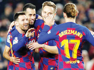 تخفيض أجور عاملي برشلونة