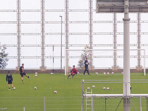 صورة نشرتها صحيفة دونتسياس البرتغالية لرونالدو يسدد الكرة خلال مشاركته في حصة تدريبية