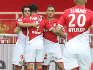 وسام بن يدر (يسار)