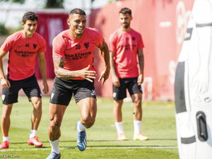 صورة لدييغو كارلوس مدافع إشبيلية يجري التدريبات الجماعية استعداداً لمواجهة ريال بيتيس