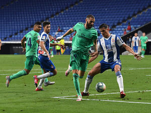 بنزيمة يمرر بكعبه