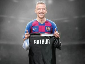 آرتور سيرتدي قميص يوفنتوس