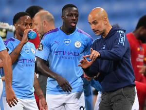 غوارديولا يتحدث إلى بينجامان ميندي