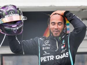 هاميلتون يواصل كتابة التاريخ