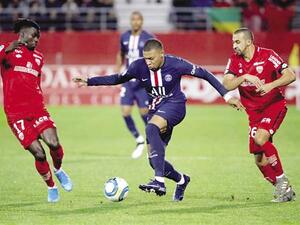 كيليان مبابي (وسط)