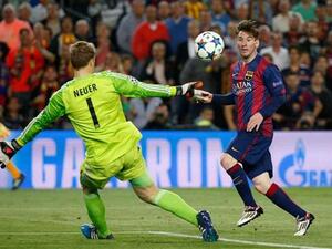 ميسي يسجل هدفه الشهر في شباك الحارس مانويل نوير