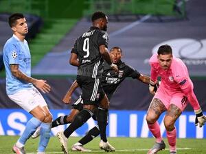 ديمبيلي (وسط) يقود ليون لنصف النهائي