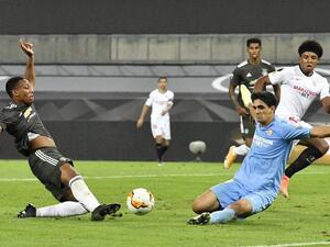 بونو تألق في التصدي لفرص يونايتد