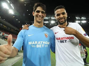 يوسف النصيري وياسين بونو (يسار) 