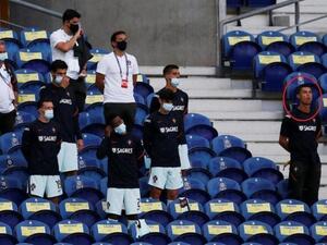 رونالدو (يمين) دون الكمامة