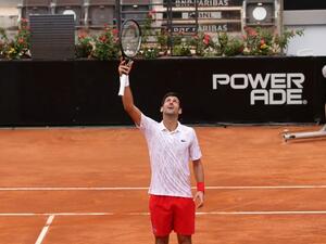 جوكوفيتش يحتفل بفوزه