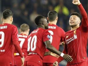 أليكس أوكسلايد تشايمبرلين (يمين)