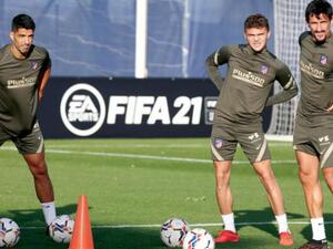 سواريز (يسار) خلال تدريبات أتلتيكو مدريد