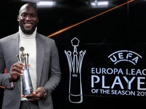 لوكاكو يحتفل بالجائزة