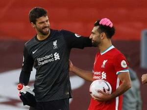 آليسون بيكر (يسار)