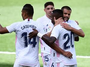 فينيسيوس (يمين)