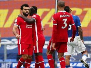 صلاح (يسار) يحتفل بهدفه