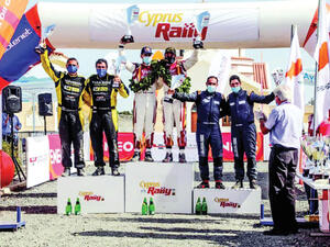 العطية يحتفل بفوزه