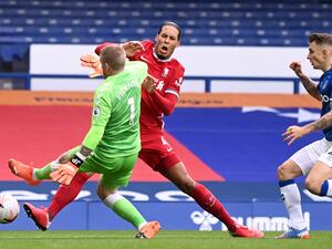 تدخل بيكفورد العنيف على فان دايك