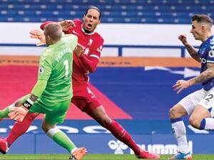 تدخل بيكفورد العنيف على فان دايك