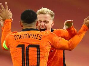 فان دي بيك يحتفل بهدفه مع جورجينيو فاينالدوم