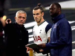 غاريث بايل (وسط)