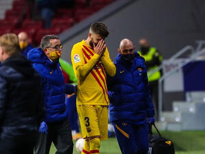 بيكيه يغادر الملعب متأثراً بالإصابة