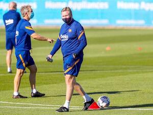 كومان خلال تدريبات برشلونة