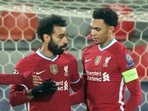 محمد صلاح (يسار)