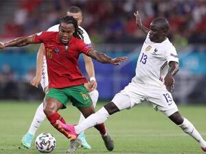 سانشيز (يسار)