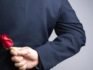 شجّعي زوجك وقدّري مجهوداته وبادري بالتقرّب إليه عبر مدحه والثناء عليه شجّعي زوجك وقدّري مجهوداته وبادري بالتقرّب إليه عبر مدحه والثناء عليه