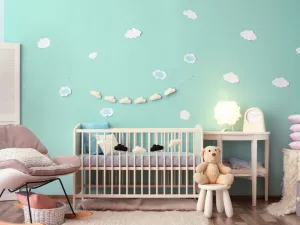 الألوان الفاتحة مُفضَّلة في تصاميم غرف نوم الأطفال لا سيَّما الأبيض لخشب الأثاث