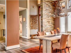 مصابيح الإنارة الذهبية أو الثريات تلعب دوراً في إضفاء فخامة لطاولة الطعام مصابيح الإنارة الذهبية أو الثريات تلعب دوراً في إضفاء فخامة لطاولة الطعام