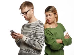 عليكِ مقاومة رغبتك في مراقبة زوجك وتجنبي حتى محاولة النظر إلى شاشة هاتفه عليكِ مقاومة رغبتك في مراقبة زوجك وتجنبي حتى محاولة النظر إلى شاشة هاتفه