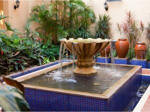 من المُفضَّل تبليط البركة بنوع من السيراميك المُقاوم للماء عند بناء النافورة  من المُفضَّل تبليط البركة بنوع من السيراميك المُقاوم للماء عند بناء النافورة