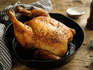 صينية الدجاج والخضار المشوي في الفرن