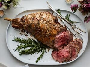 فخذ خروف مشوي لغداء عيد الفصح