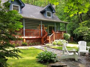 يتّسم المنزل الجبلي بطابع هادئ وحميم ولكن أكثر انفتاحاً من ديكور منزل في المدينة يتّسم المنزل الجبلي بطابع هادئ وحميم ولكن أكثر انفتاحاً من ديكور منزل في المدينة