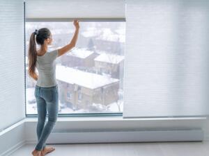 يُمثِّل غسل الستائر يدويًّا الخيار الأكثر أمانًا فهو يُقلِّل من خطر انكماش الأقمشة يُمثِّل غسل الستائر يدويًّا الخيار الأكثر أمانًا فهو يُقلِّل من خطر انكماش الأقمشة