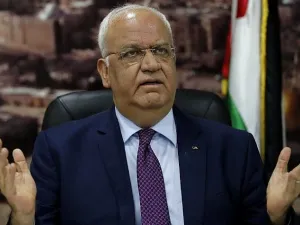 Saeb Erekat speaks to journalists in the West Bank city of Ramallah, on September 1, 2018. (AFP/Ahmad Gharabli)
