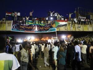 Sudanese demonstrators gather outside the military headquarters in Khartoum in the capital Khartoum on May 20, 2019. (AFP)