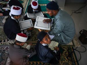 A scores of Malaysian Muslim children read the Koran aloud in a mosque to mark a special date in the Islamic calendar. (Mohd RASFAN / AFP)