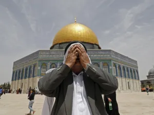 A Palestinian man prays in front of the Dome of the Rock mosque in the al-Aqsa Mosque compound in the Old City of Jerusalem on May 24, 2019 during the Friday prayers of the Muslim fasting holy month of Ramadan. (Ahmad GHARABLI / AFP)